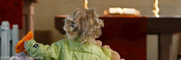 Kind auf dem Weg zum Altar einer Kirche.